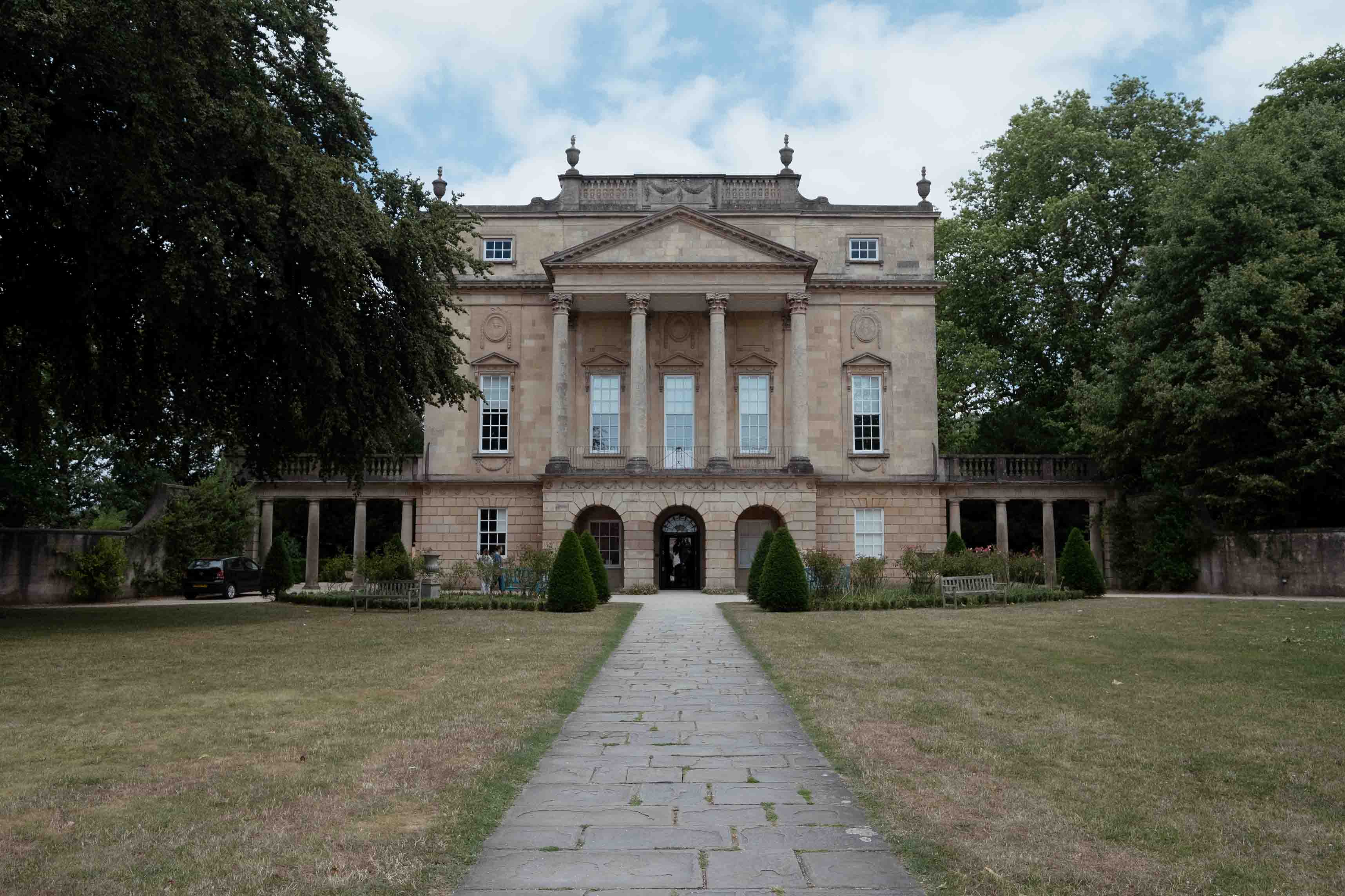 A historic house with manicured lawns in the Cotswolds
