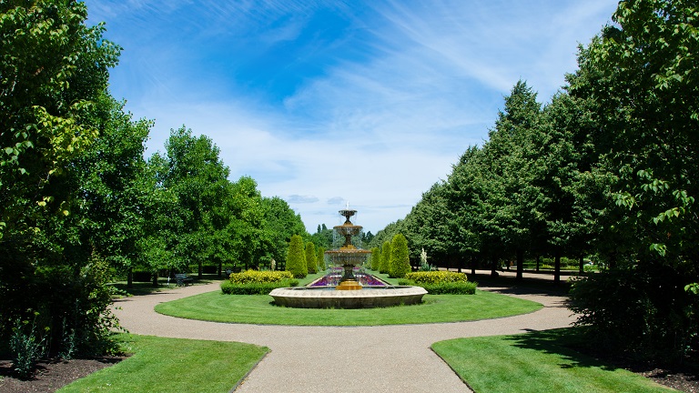 A water fountain in Regent's Park, a large area of green space in Central London