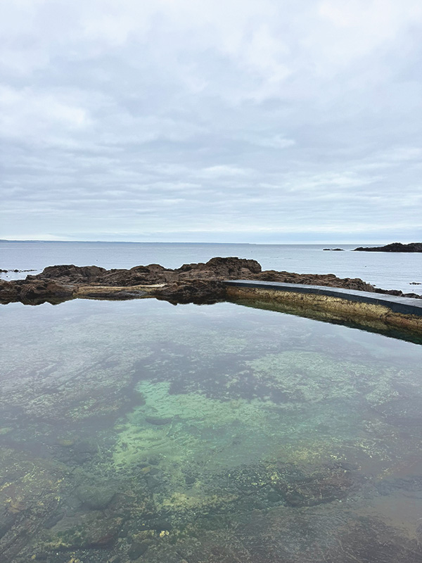 The mirror-topped tidal pool in Mousehole