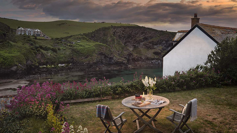 The cliffside cottage of Sweet William overlooking the sea in Port Isaac