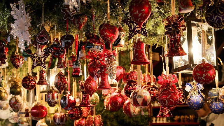 Christmas decorations | Christmas Markets and Festivals in the Cotswolds
