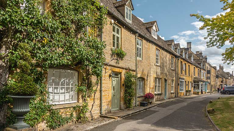 Pretty, honey-hued cottages in a row in Stow-on-the-Wold in Gloucestershire