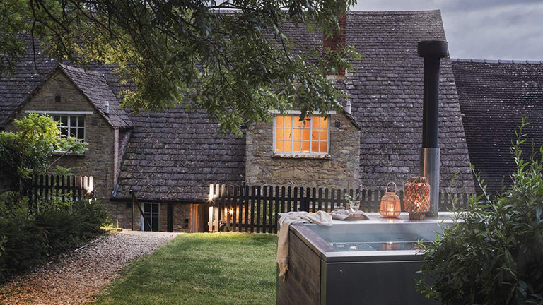 The picturesque garden of Dillydoun in Burford with an outdoor hot tub