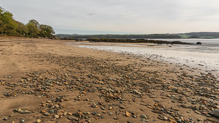 The pebble-covered shore of Dhoon Beach in Nun Mill Bay