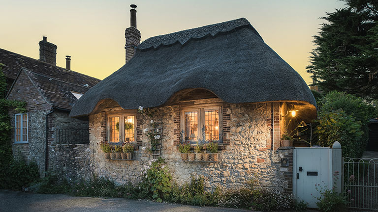 The beautiful thatched Olea in Arundel | Boutique Retreats